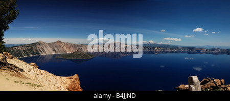 Le lac de cratère et de l'île de l'assistant panorama. Le Crater Lake National Park, Oregon, USA. Banque D'Images