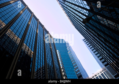 Gratte-ciels sont observés dans la région de Wall Street de Manhattan à New York, USA. Banque D'Images