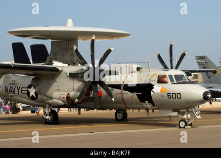 Un E-2 Hawkeye aéroportée de détection lointaine de l'aéronef à un spectacle aérien à Île du Nord, Coronado, Californie, USA. Banque D'Images