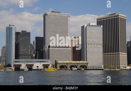 Lower Manhattan avec des terminaux de ferry pour l'île de Staten Island ferries et les gouverneurs. Banque D'Images
