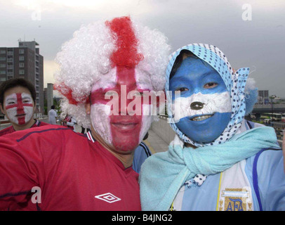 Angleterre Football Fans Supporters Juin 2002 Photo célébrant après avoir gagner contre l'Argentine et l'Angleterre japonais fans argentins à Sapporo pour l'Angleterre v l'Argentine jeu. Banque D'Images