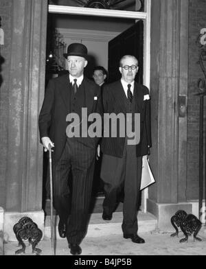 Crise de Suez 1956 Harold MacMillan et Rab Butler en laissant 10 Downing Street après une réunion des ministres du Parlement européen Banque D'Images