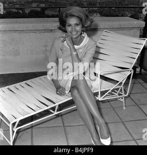 Danseuse chanteuse actrice Cyd Charisse film star des années 60 est arrivée à Londres de Hollywood sur son chemin à Maroc où elle va faire un film avec Lesie Phillips Photos prises au Carlton Towers Hotel Londres Banque D'Images