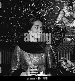 Première mondiale de la Flower Drum Song avec l'actrice Nancy Kwan arrivant Banque D'Images