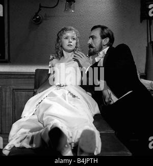 23 ans Angharad Rees sur l'ensemble des mains de l'Éventreur fait ses débuts au cinéma avec Eric Porter Janvier 1971 de porter la renommée Saga Forsythe joue le rôle d'un psychiatre qui adopte et traite le schizophrène, fille de Jack l'Eventreur Banque D'Images