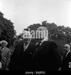 Le premier ministre Harold MacMillan MP et M. Diefenbaker du Canada à parler lors d'une réunion des premiers ministres du Commonwealth et delagates à Malborough House à Londres, la Grande-Bretagne fait face à la tâche difficile de concilier ses intérêts du Commonwealth avec le plus en plus de demandes en faveur de l'unité européenne et bien sûr, son ami et allié du Nord Banque D'Images