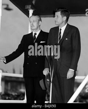 Le président John F. Kennedy et le premier ministre Harold MacMillan Président Kennedy prononce un discours à partir d'une plate-forme à l'aéroport de Londres Banque D'Images