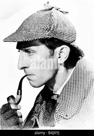 Peter Cushing Décembre 1968 Acteur né Kenley Surrey 26 mai 1913 OBE 1989 marié 1943 Helen Beck est mort 1971 Canterbury est mort 11 août 1994 mémorable que Sherlock Homes dans les deux The Hound of the Baskervilles 1959 Cette photo est un portrait de lui fumant une pipe Banque D'Images