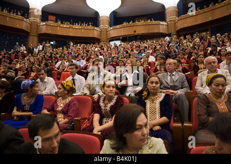 Audience des délégués à l'ouverture de la conférence internationale, Ashqabat, Turkménistan Banque D'Images