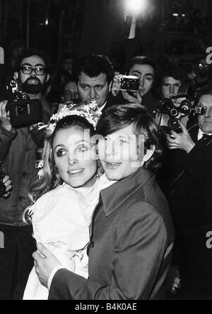 Directeur du film de Roman Polanski avec sa nouvelle épouse Sharon Tate qu'ils se sont mariés, à Chelsea Register Office tragiquement leur mariage a été coupé court à la plus horrible, lorsqu'un groupe dirigé par le tristement célèbre Charles Manson assassiné la belle jeune actrice Banque D'Images