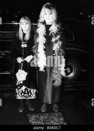 Lynn Redgrave actrice aux Rita Tushingham co star actrice à l'ouverture de film Smashing Time à l'odéon Leicester Square Londres Lynn avec la grippe a défié l'ordonnance d'un médecin d'assister à Banque D'Images