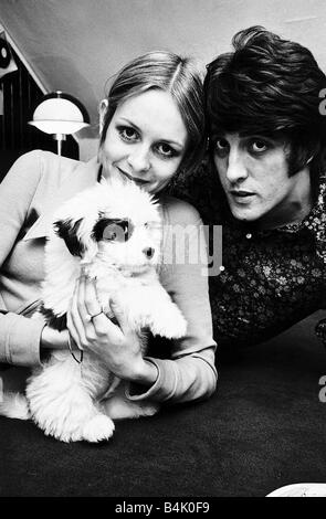 Twiggy modèle et actrice avec ami et manager Justin de Villeneuve et chiot Banque D'Images