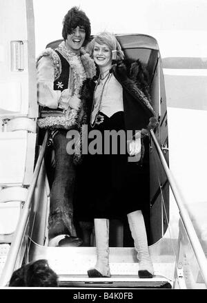 Twiggy modèle et actrice avec ami et manager Justin de Villeneuve sur les marches de l'avion Banque D'Images