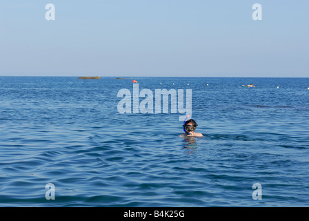 Un jeune homme avec matériel de plongée dans la mer Grèce Rhodes Banque D'Images