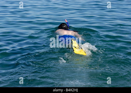 Un jeune homme avec matériel de plongée dans la mer Grèce Rhodes Banque D'Images