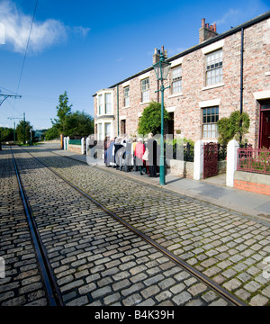 Les enfants dans une rue de style édouardien à Beamish Museum Co Durham Banque D'Images