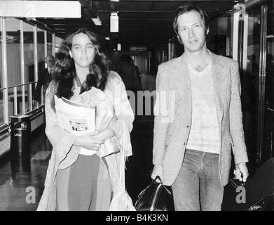 David Carradine avec sa première femme Linda arrivent à l'aéroport d'Heathrow à partir de Los Angeles en route pour Cannes Film festival DBase Banque D'Images