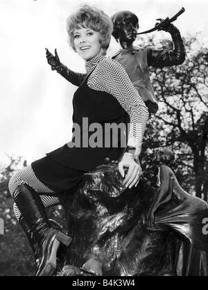 Wendy Craig Rôles actrice Peter Pan statue de Peter Pan les visites dans les jardins de Kensington comme elle est de jouer le rôle de Peter Pan sur scène à Noël Banque D'Images