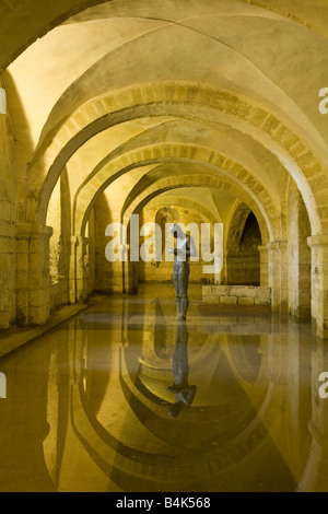 Sound II 2 statue sculpture de l'artiste Antony Gormley inondé dans la crypte de la cathédrale de Winchester Hampshire England UK GO Banque D'Images