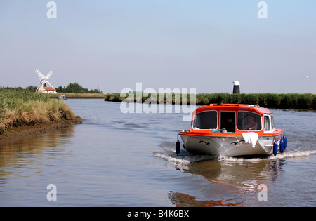 Un Classic" voitures bateau sur la rivière Yare restauré avec Burney s Mill en arrière-plan sur une journée d'été ensoleillée s Banque D'Images