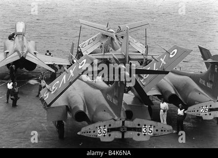 Avion HMS Ark Royal Fleet Air Arm Aug 1971 Un McDonnell Douglas Phantom FG1 F 4K un Fairey Gannet et 2 Blackburn Buccaneers tous avec les ailes repliées sont stationnés à bord sur le pont du porte-aéronefs HMS Ark Royal LFEY003 Flight100 Banque D'Images