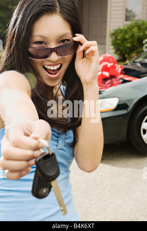 Asian teenager holding pour nouvelle voiture Banque D'Images