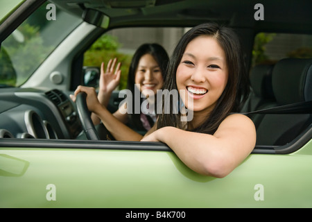 Les adolescents asiatiques roulant en voiture Banque D'Images