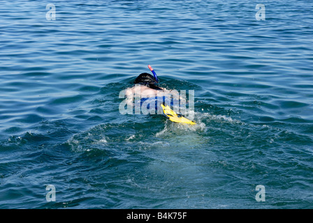 Un jeune homme avec matériel de plongée dans la mer Grèce Rhodes Banque D'Images