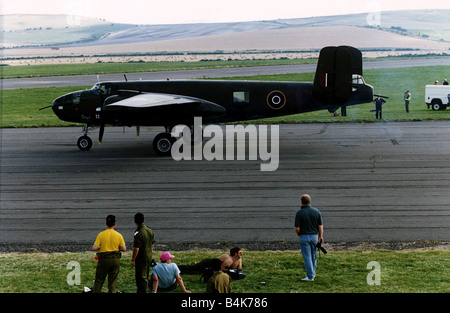 Air North American B-25 Mitchell bombardier bimoteur construit au USA vu taxying ici dans les couleurs dans lesquelles il a servi la RAF dans WW2 Banque D'Images