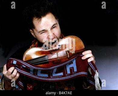 Le violoniste Nigel Kennedy pour faire mordre le violon holding Aston Villa Football Instrutment encore de foulard Funny Décembre 1989 1980 Mirrorpix dbase Banque D'Images