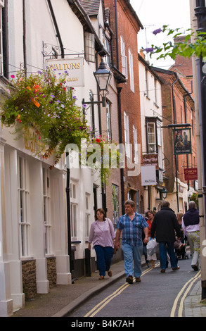 Les gens qui marchent dans la rue Ludlow Shropshire England UK Banque D'Images