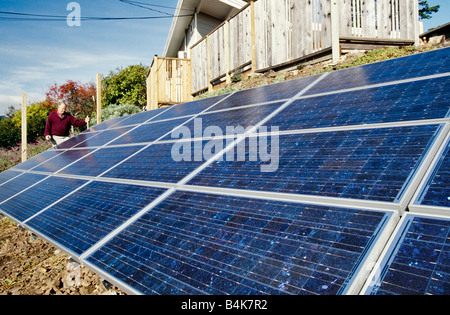 Hébergement l'inspection des panneaux solaires nouvellement installé. Banque D'Images