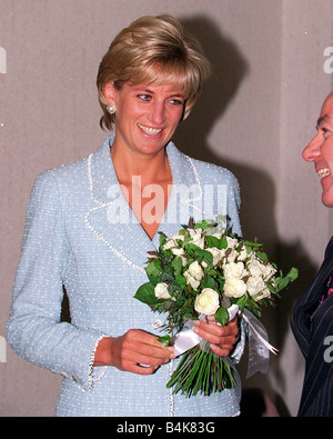 La princesse Diana reçoit un bouquet de roses Rose Princesse de Galles porte son nom à partir de la British Lung Foundation Avril 1997 Banque D'Images