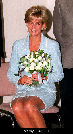 La princesse Diana reçoit un bouquet de roses Rose Princesse de Galles porte son nom à partir de la British Lung Foundation Avril 1997 Banque D'Images