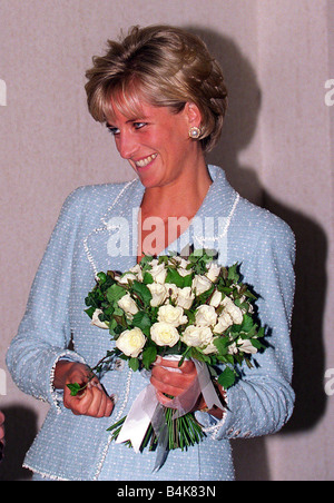La princesse Diana reçoit un bouquet de roses Rose Princesse de Galles porte son nom à partir de la British Lung Foundation Avril 1997 Banque D'Images