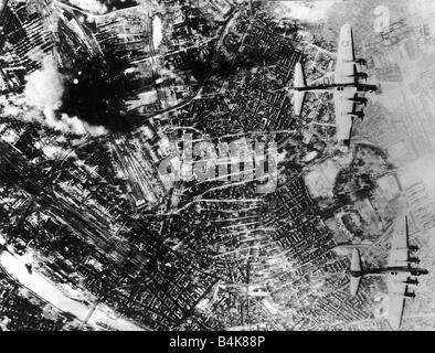 Boeing B17 Forteresse volante de l'armée de l'Eighth Air Force 3e Division de bombardement tomber leurs bombes sur les camions transportant des marchandises 2000 fournitures militaires à Francfort-sur-gares de triage WW2 1946 Banque D'Images