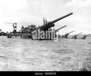 Des artilleurs d'un régiment d'artillerie moyenne de l'Artillerie royale pratique avec 55 obusiers des armes à feu dans l'ouest de Rammer commande rejetés après le shell a été éperonné accueil WW2 Banque D'Images