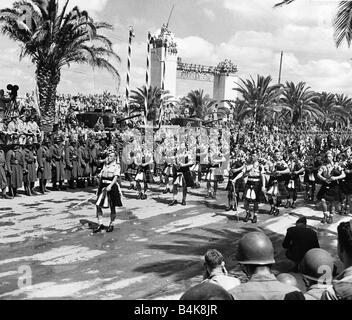 Scottish Highlanders WW2 mars victoire à travers des rues de Tunis 20 Mai 1943 Banque D'Images