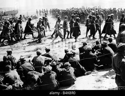 Les prisonniers en captivité de l'axe PENDANT LA SECONDE GUERRE MONDIALE Bataille de Gabes Gap arrivent au camp de détention 1943 Banque D'Images