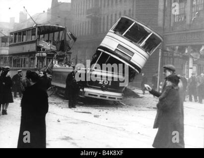 Dommages causés par les bombes après un raid aérien à Sheffield pendant le blitz krieg de la Luftwaffe attentat à la bombe détruit le bus endommagé Dommages deuxième guerre mondiale guerre mondiale 2 décembre 1940 1940 Mirrorpix Banque D'Images