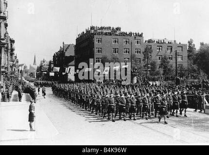 WW2 Mai 1945 Victoire de mars 51e Division des Highlands à Bremerhaven Allemagne Salute a été prise par le Lieutenant Général B G Horrocks Banque D'Images