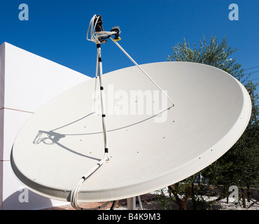 De taille commerciale antenne satellite à l'extérieur d'un Hôtel à Malia, Crète Banque D'Images