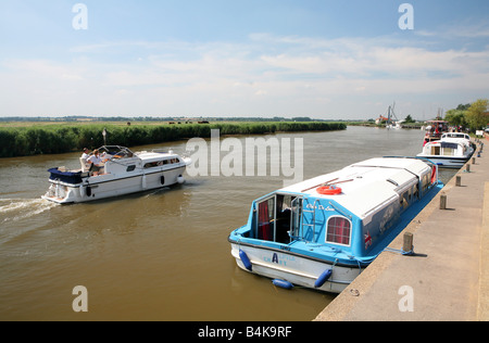 Une vue de la rivière Yare à Reedham en amont de Great Yarmouth dans le Norfolk Broads Banque D'Images