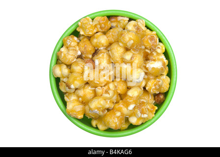 Un bol de maïs soufflé au caramel sucré isolated on white Banque D'Images