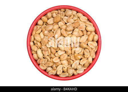Arachides salées dans bol rouge isolé sur fond blanc Banque D'Images