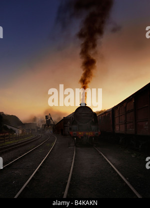 Train à vapeur se réchauffant au premier feu sur le hangar de Grosmont, sur le North Yorkshire Moors Heritage Railway, Royaume-Uni, GB. Banque D'Images