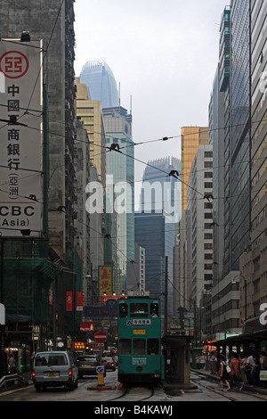 Vue dans la rue avec un tram à Hong Kong Banque D'Images