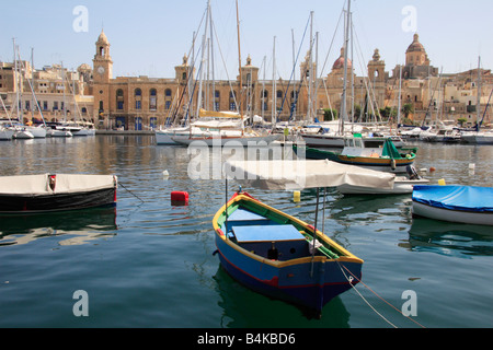 Une vue sur le musée maritime à travers Dockyard Creek, Mdina, Malte. Banque D'Images