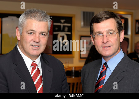 Warren Gatland (à gauche) et Roger Lewis (à droite) Banque D'Images