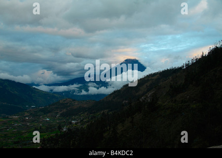 Volcan Tungurahua, près de Banos, Equateur, au crépuscule Banque D'Images